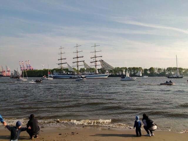 Die "Mir" - Schiffe gucken am Elbstrand mit den Kleinsten