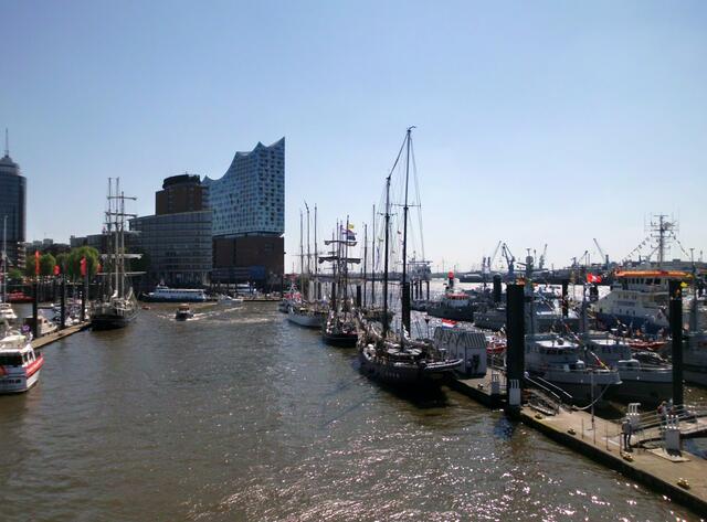 2016 - Wie herrlich ist das Wetter in diesem Jahr - Klarer Himmel und kein Wölckchen - die Elbphilharmonie ohne Baukräne