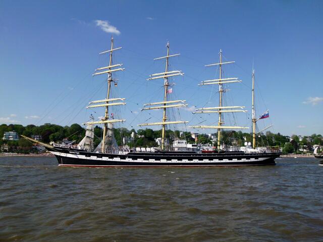 2016 - Auslaufparade - Die Viermastbark "Kruzenshtern" - ein russisches Schulschiff. Ihr Heimathafen ist Kaliningrad. Sie wurde 1925/26 in Norddeutschland (heute Bremerhaven) gebaut und als "Padua" von Stapel gelassen.  Als einziger der berühmten Flying P-Liner der Flotte der Reederei F. Laeiz ist sie heute noch im Einsatz auf See.