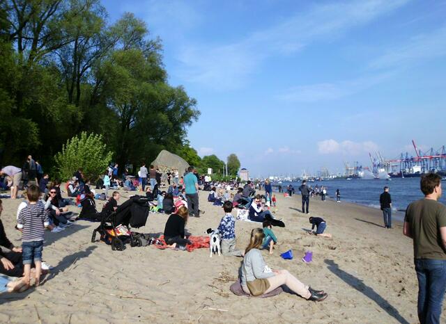 07.05.2017 - Zur Auslaufparade am Övelgönner Elbstrand beim Findling "Alter Schwede". Das Feuerlöschboot mit seinen Fontänen führt die Parade an.