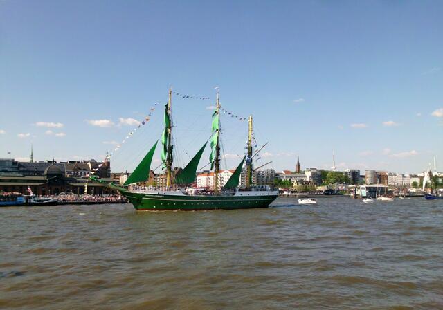 Die grüne "Alexander von Humboldt II" unter grünen Segeln.