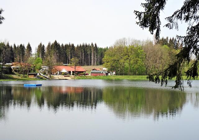 Blick über den Birnbaumteich (Badeteich mit Ferienpark)