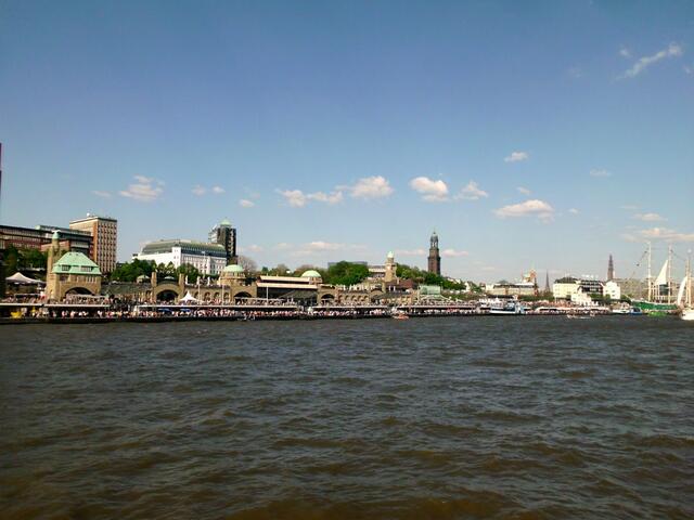 Blick auf die Landungsbrücken von Fährschiff Linie 62 aus Richtung Finkenwerder kommend