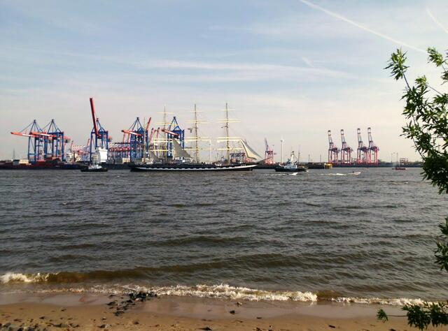 Die "Kruzenshtern"  vor den Containerterminals und Strandstimmung am Flutsaum der Elbe.