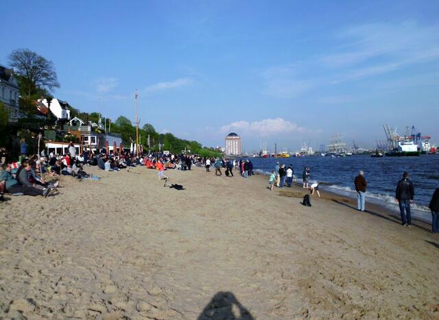 Am Elbstrand - Sehleute entspannt an der "Strandperle" in Övelgönne"