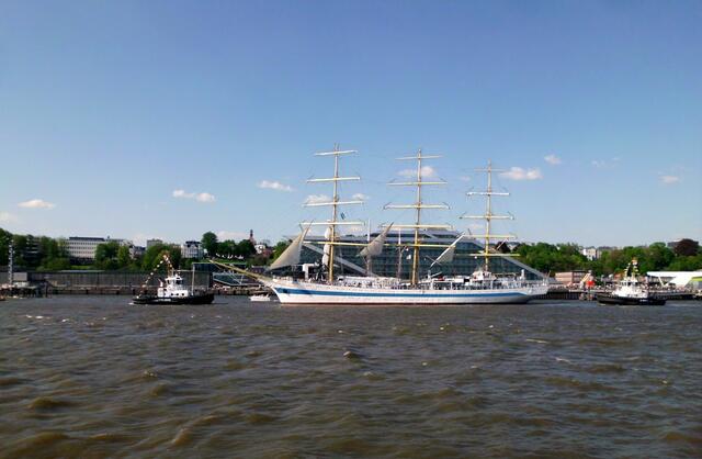 Segelschulschiff "Mir" mit Schleppern am Bug und am Heck. Sie gehört mit ihren Abmessungen zu den größten Segelschiffen der Welt. Sie wurde auf der Danziger Werft gebaut und fährt und russischer Flagge. Ihr Heimathafen ist St. Petersburg.