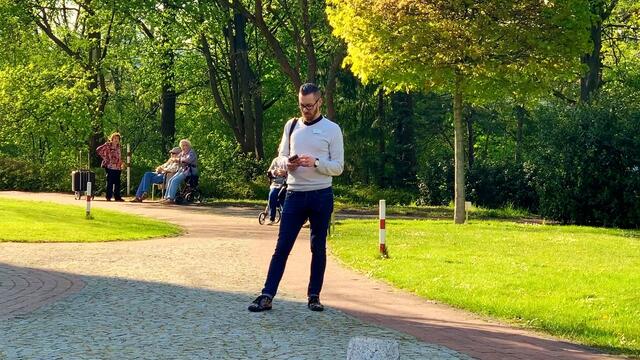 V. 16. April 2020. Balkon-Singen in unserem Park.