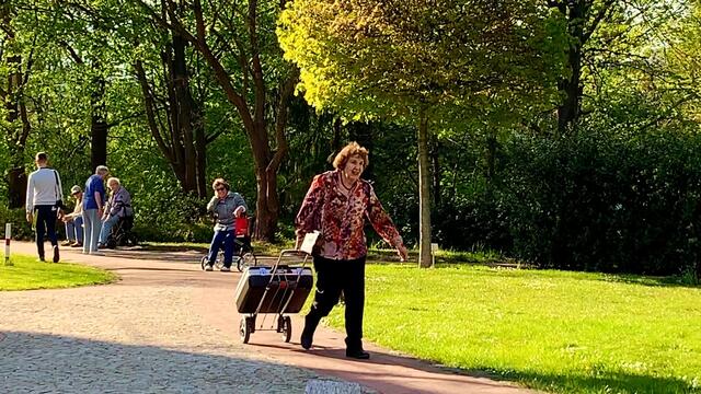 V. 16. April 2020. Balkon-Singen in unserem Park.