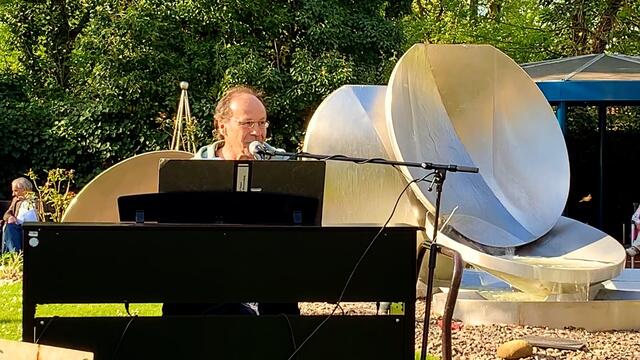V. 16. April 2020. Balkon-Singen in unserem Park.