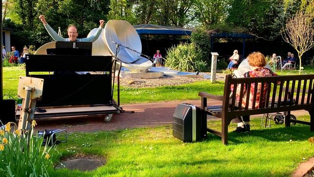 V. 16. April 2020. Balkon-Singen in unserem Park.