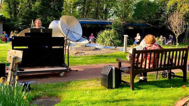 V. 16. April 2020. Balkon-Singen in unserem Park.