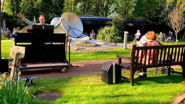 V. 16. April 2020. Balkon-Singen in unserem Park.