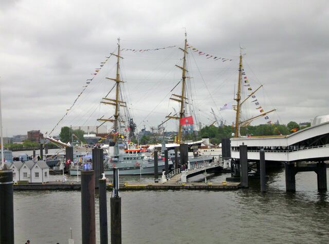 Die "Gorch Fock" an der Überseebrücke.