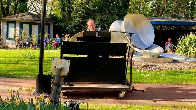 V. 16. April 2020. Balkon-Singen in unserem Park.