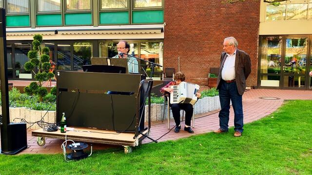 VI.  16. April 2020. Balkon-Singen in unserem Park.