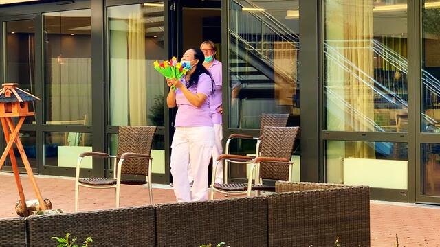 VI.  16. April 2020. Balkon-Singen in unserem Park.