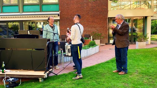 VI.  16. April 2020. Balkon-Singen in unserem Park.