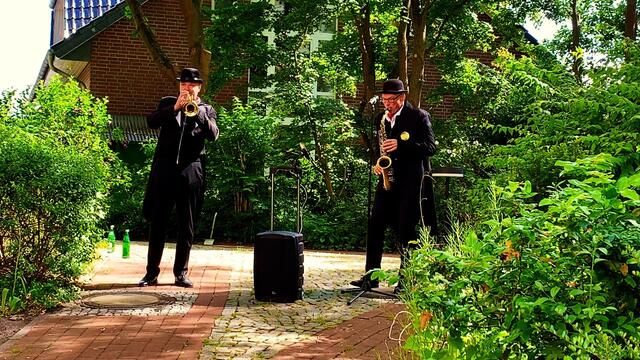 14. Mai 2020. Balkonkonzert I. mit Hardy's Jazzband in unserem Park.
