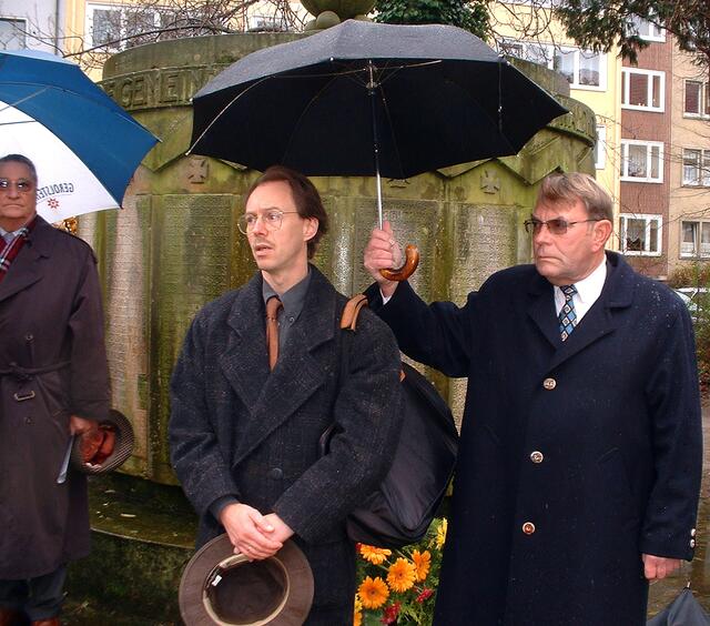 Pastor Burghard Pechmann von der St. Petri-Gemeinde spricht.