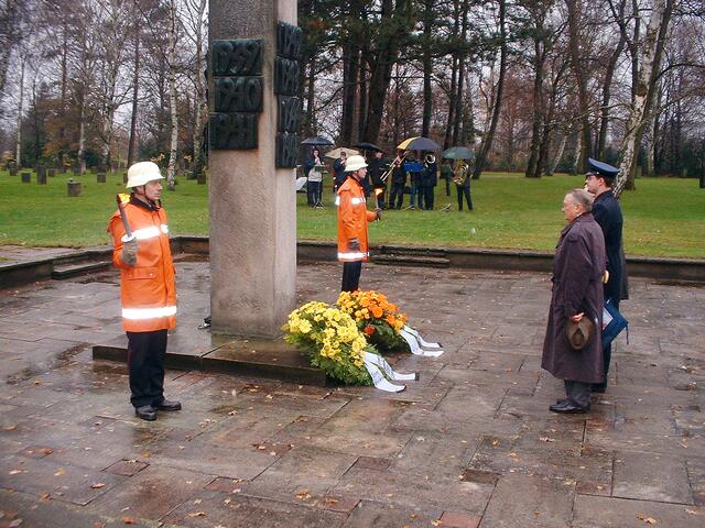 Volkstrauertag 2002 auf dem Seelhorster Friedhof