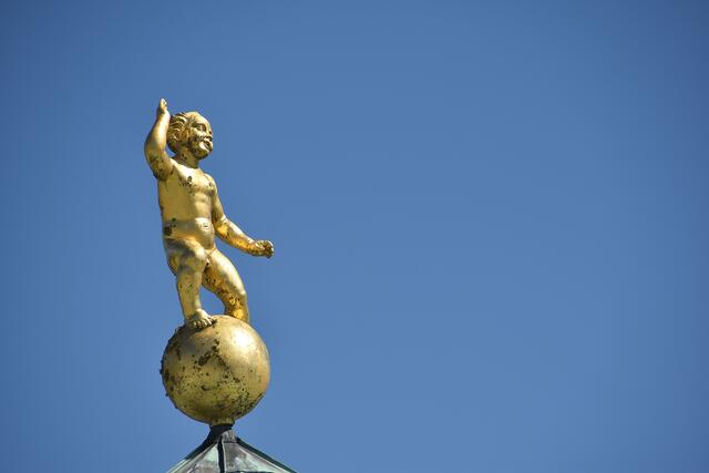Der Putto vom Musikpavillon grüßt den Fackelträger gegenüber.