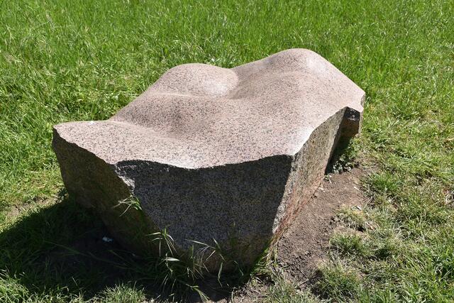 Steine aus der Serie Global StoneLine von Wilfried Behre neben den Südanleger.