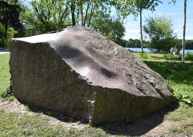 Steine aus der Serie Global StoneLine von Wilfried Behre neben den Südanleger.