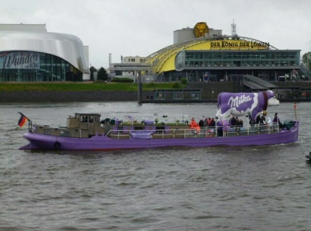 2014 - Die Milka-Kuh zur See vor dem Zelt des Königs der Löwen