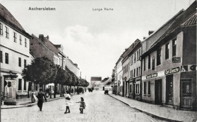 Lange Reihe um 1910 von Osten aufgenommen