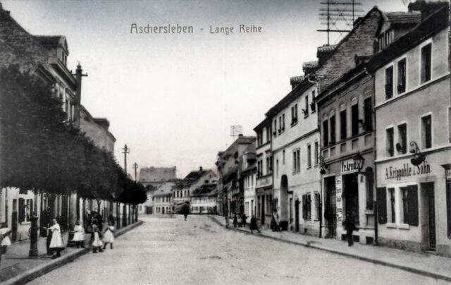 Lange Reihe ca. 1910 vom Osten aufgenommen. Hier sind die Telefonmasten auf den Dächern gut sichtbar. Vorn links im Bild ein Brunnen.