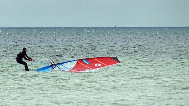 Windsurfen im Flachwasserbereich der Wohlenberger Wiek. Foto: Helmut Kuzina