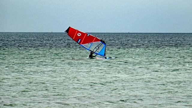 Windsurfen im Flachwasserbereich der Wohlenberger Wiek. Foto: Helmut Kuzina