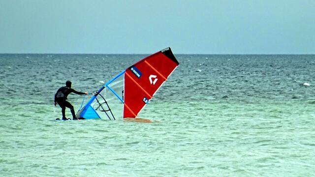 Windsurfen im Flachwasserbereich der Wohlenberger Wiek. Foto: Helmut Kuzina