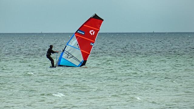 Windsurfen im Flachwasserbereich der Wohlenberger Wiek. Foto: Helmut Kuzina