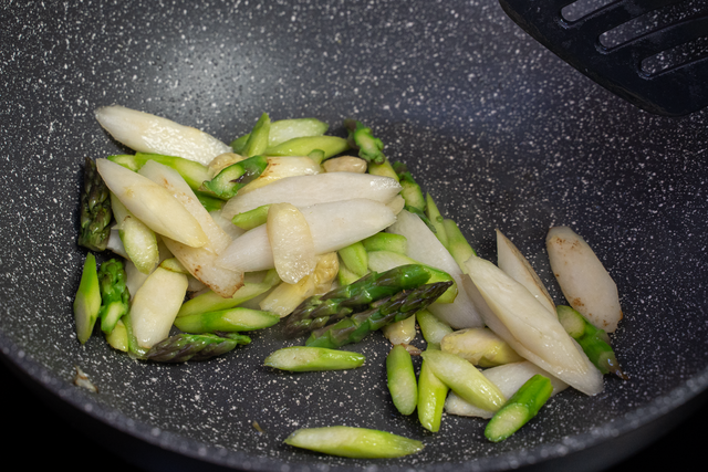 Sabinas Kochstudio: Jakobsmuscheln auf gebratenem Spargel - bei milder Hitze lichtbraun rösten.