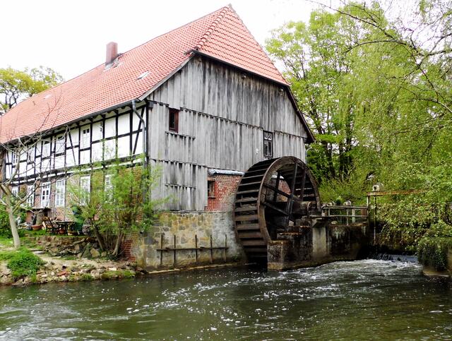 Damit konnten nicht nur Hochwasser in der Altstadt vermieden werden, sondern es konnte auch ein Mindestwasserstand für die Mühlen der Stadt aufgestaut werden.