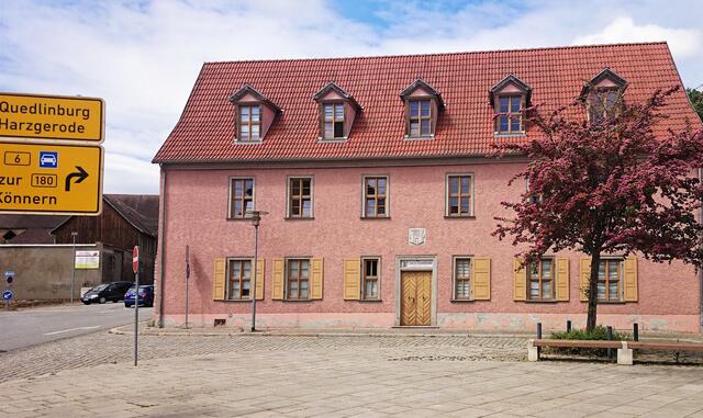 Das ehemalige Zollhaus. Über der Tür befinden sich das Stadtwappen von 1798. Nach der Bildung des Deutschen Zollvereins 1834 wurde aus der Zollstelle das Gasthaus Zum Zoll
