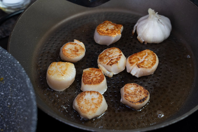 Sabinas Kochstudio: Jakobsmuscheln auf gebratenem Spargel