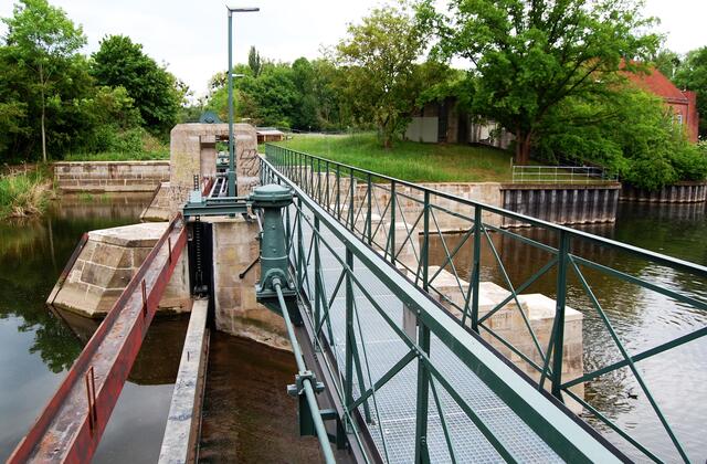 Die alte Brücke war vollkommen verrostet und kaum noch begehbar.