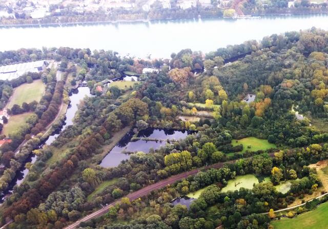 Paralell zum Maschsee ist die Leine erkennbar. Links oben befindet sich das Wehr. Der Schnelle Graben beginnt und führt das Wasser auf einer Strecke von 600 Metern zur Ihme. | Foto: Fabian Wolter