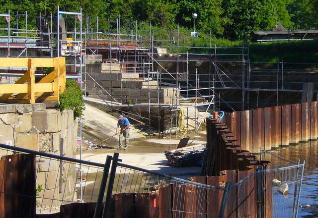Sandsteine mussten ausgetauscht werden, Stahlarbeiten wurden durchgeführt, der Boden unterhalb der Schrägen wurde erneuert.