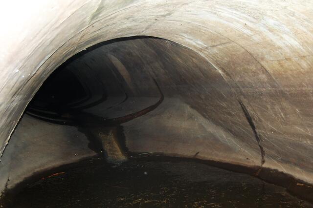 Wenn ich richtig informiert bin, führt er unter dem Maschsee hindurch. Entwässert er die Südstadt? Wer weiß es?