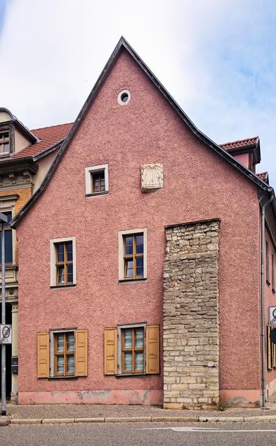 An der Südseite des Zollhauses befindet sich eine Sonnenuhr