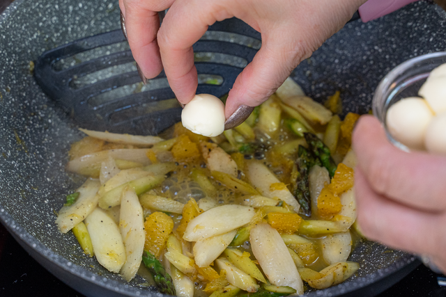 Sabinas Kochstudio: Jakobsmuscheln auf gebratenem Spargel - mit eiskalter Butter emulgieren die Zutaten aufs Feinste.