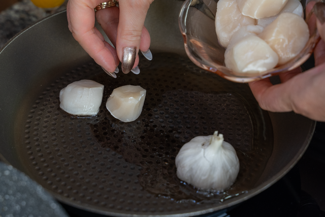 Sabinas Kochstudio: Jakobsmuscheln auf gebratenem Spargel - Jakobsmuscheln brauchen eine relativ hohe Temperatur und werden ohne Gewürze nur oben und unten angebraten.