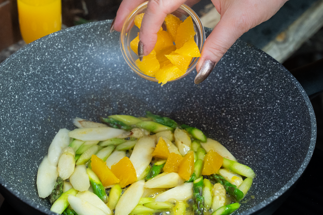 Sabinas Kochstudio: Jakobsmuscheln auf gebratenem Spargel - Orangenfilets ein mal halbiert.