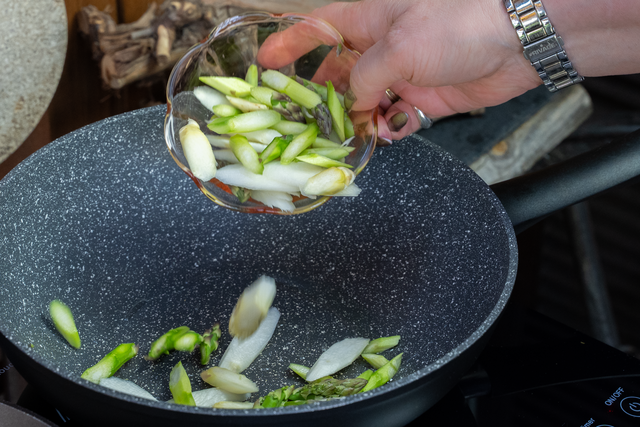 Sabinas Kochstudio: Jakobsmuscheln auf gebratenem Spargel - roher Spargel in Form geschnitten.