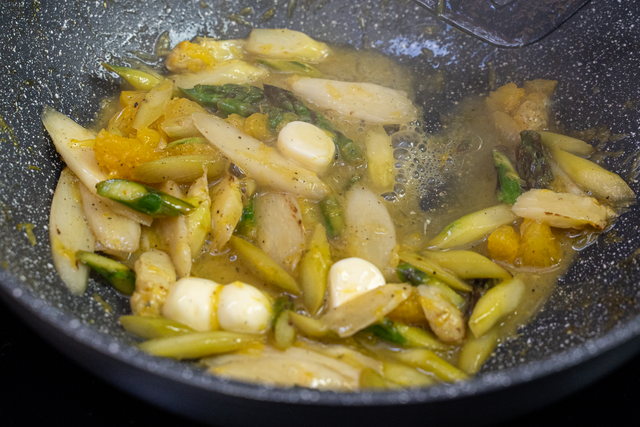 Sabinas Kochstudio: Jakobsmuscheln auf gebratenem Spargel - jetzt nur noch köstlich abschmecken.