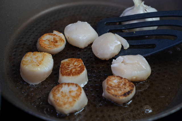 Sabinas Kochstudio: Jakobsmuscheln auf gebratenem Spargel