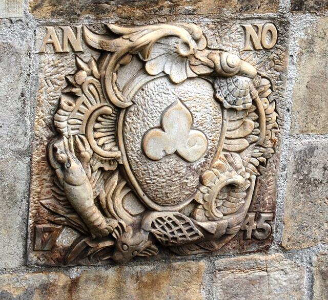 Nach ersten Wehren, wurde bis 1745 ein massiveres aus Stein gebaut.